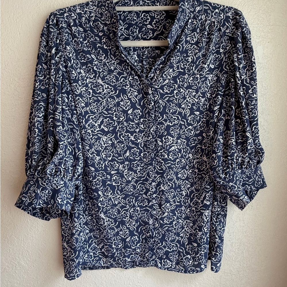 Floral Navy Blue Women's Top size medium used - Picture 3 of 7